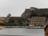 Blick vom Boot auf die alte Festung in Korfu Stadt