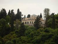 Blick vom Boot auf den Sommersitz Mon Repos