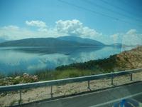 Blick auf den Butrintsee auf der Fahrt zur Ausgrabungsstätte