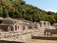 Albanien - Butrint - Blick auf das Schatzhaus (rechts) des Asklepios-Heiligtums 