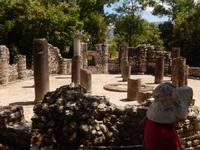Albanien - Butrint -  Baptisterium aus dem frühen 6 Jh., der Mosaikboden wurde zum Schutz mit Sand zugedeckt