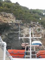 Bootsfahrt - das Boot fährt ganz nah an die Steilküste von Paxos heran