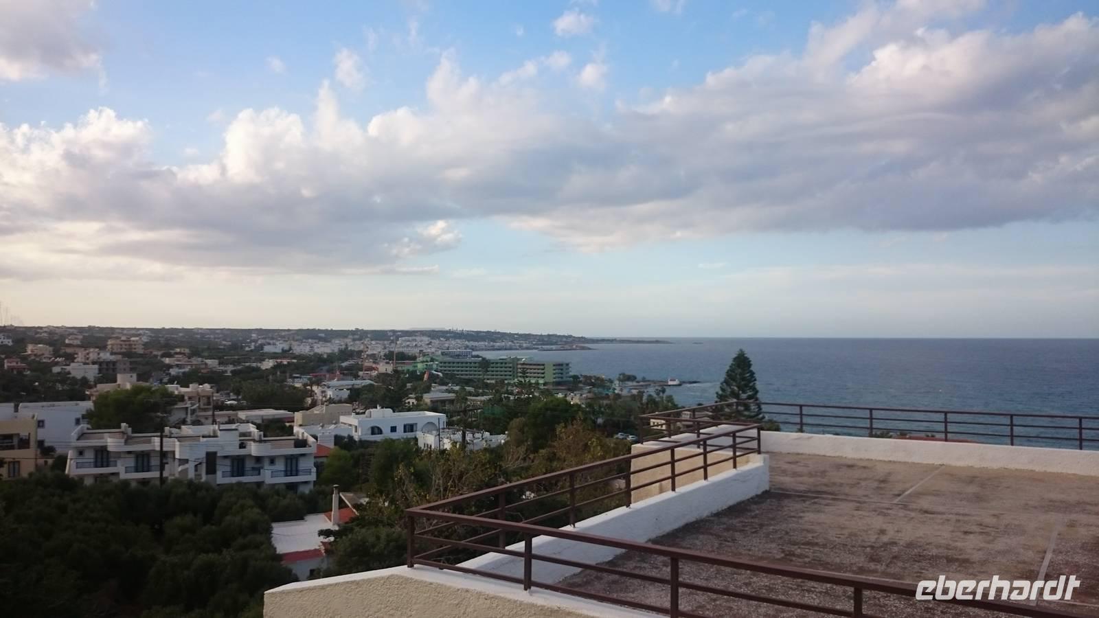 Blick vom Hotel zum Meer