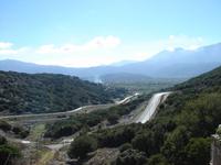 Verschlungene Straße hinein in die Lassithi-Hochebene