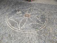 Steinmuster auf dem Hof von Toplou (2)