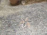 Steinmuster auf dem Hof von Toplou