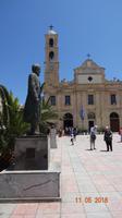 Kirche mit Denkmal in Chania