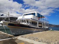 Ausflugsboot zur Insel Spinalonga im Hafen von Elounda