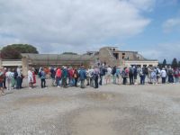 DSCN8966.JPG   Anstellen zum Thronsaal