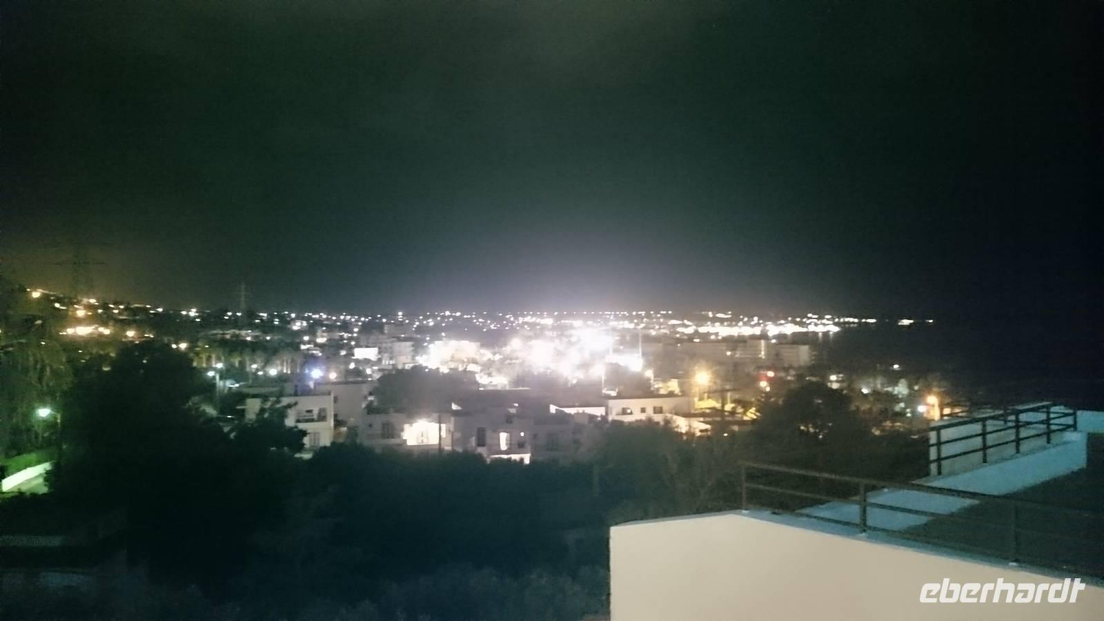 Hotelblick zum Meer bei Nacht