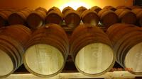Weinfässer im Weingut