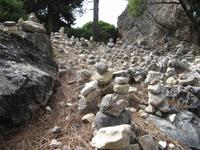 Rhodos - Steinhaufen auf Monolithos