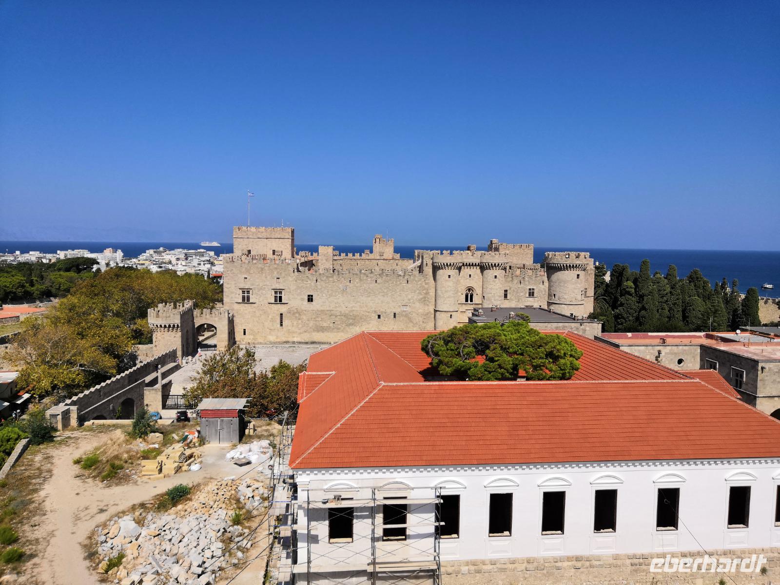 Blick auf den Großmeisterpalast in Rhodos-Stadt