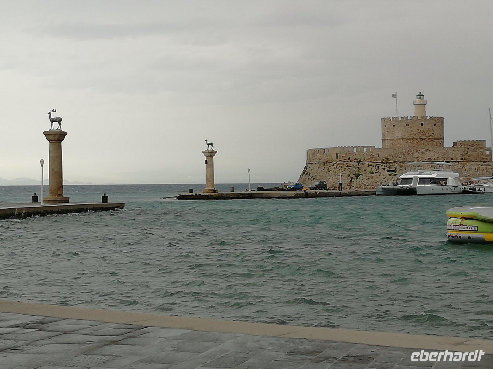 Einfahrt zum Mandraki-Hafen