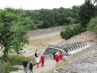 Spaziergang zum kleinen Theater und zum Stadion