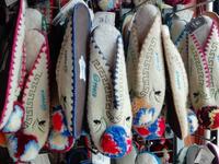 Typische Filzschuhe der Insel