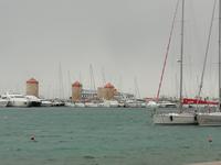 Am Mandraki-Hafen