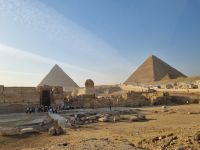 Pyramiden von Gizeh mit Sphinx 