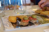 Snacks bei der Weinverkostung in Peza