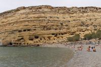Höhlen in den Felsen in Matala