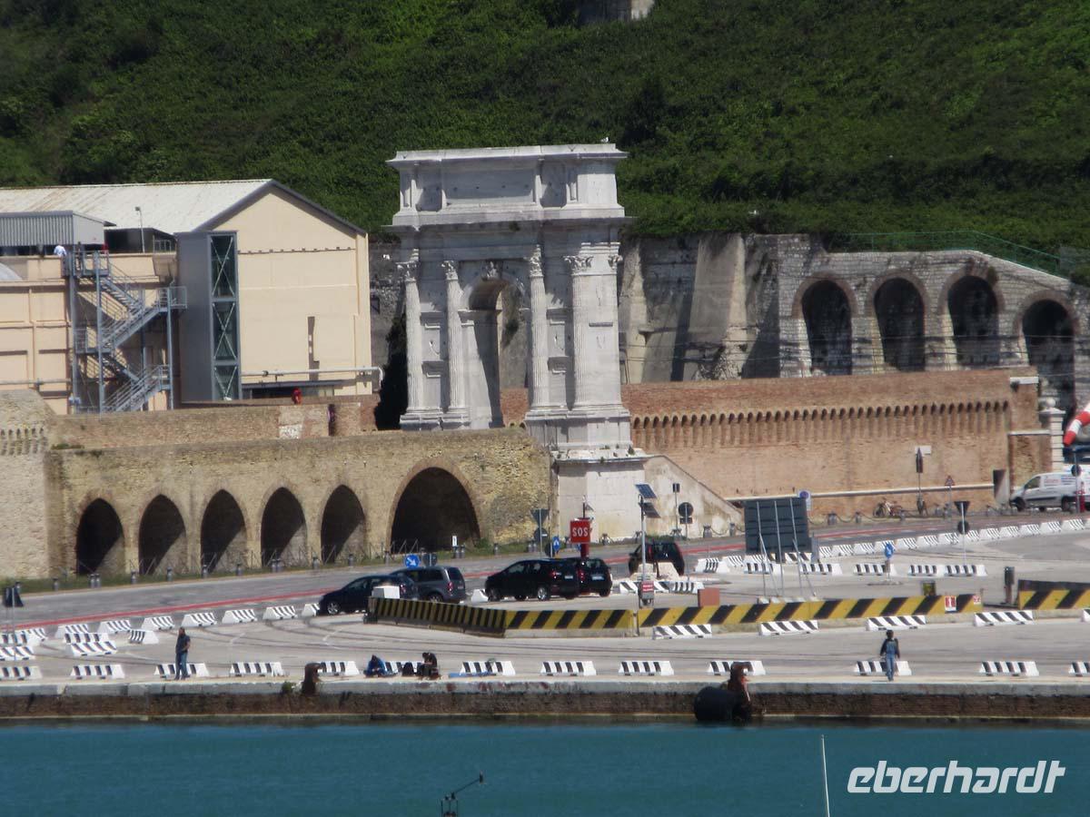 Der Trajansbogen in Ancona. ca. 115 n. Chr.