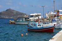 Boote liegen im Hafen von Panormos