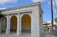 Bushaltestelle aus Marmor in Pyrgos