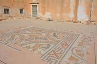 Mosaik auf der Terrasse des Archäologischen Museums 