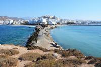Blick von der Tempeltorinsel auf die Stadt Chora 