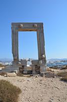 Tempeltor mit Blick auf die Hafenstadt der Insel Naxos