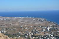Blick auf den Flughafen von Santorini