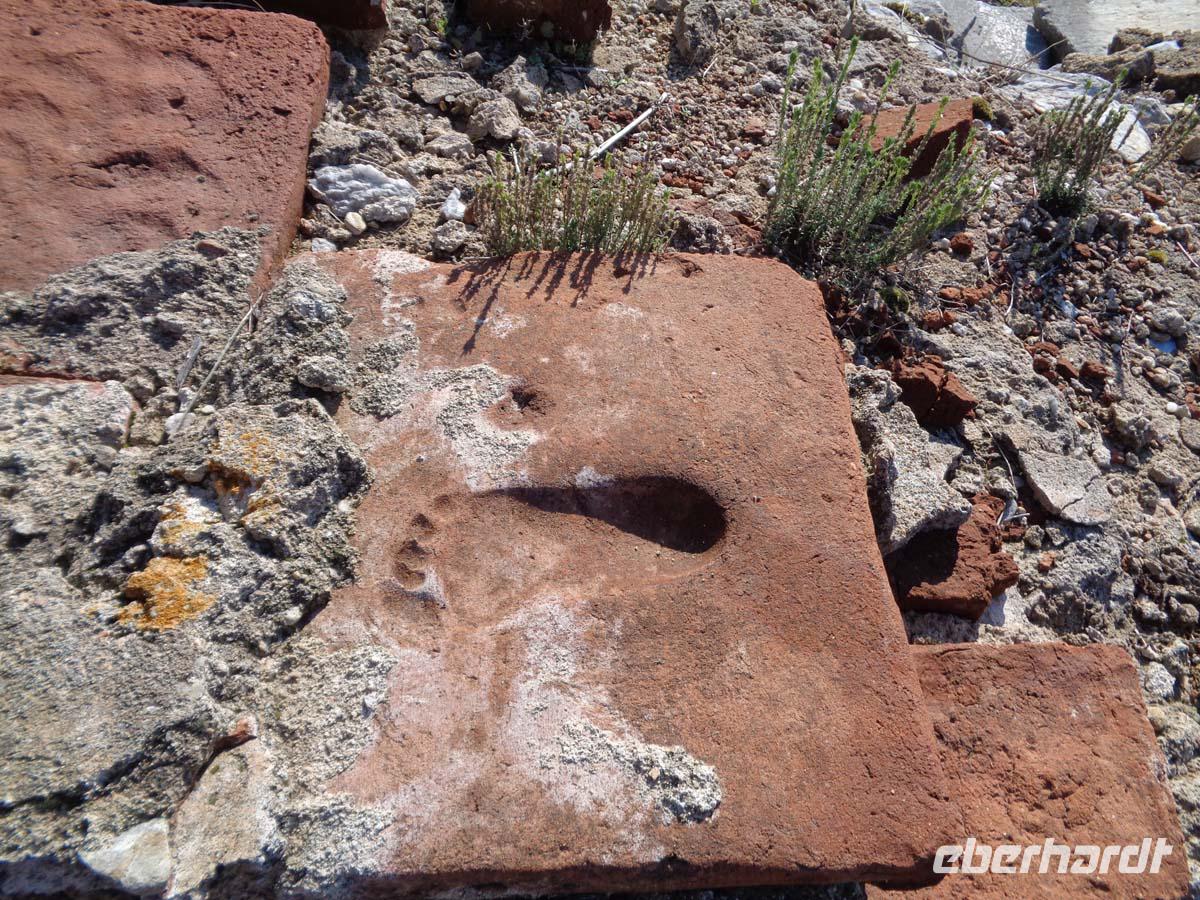 Ziegel im Mauerwerk von Basilika A in Philippi. Fußabdruck eines Kindes