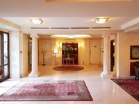 Neoklassischer Luxus in der Hotelhalle