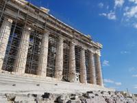 Oben auf der Akropolis wird weiter an der Westfassade des Parthenon gearbeitet
