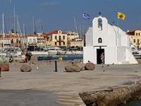 Im Hafen von Ägina begrüßt uns ein kleines Fischerkapellchen