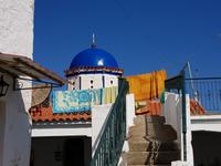 Auf dem Dach trocknen die Nonnen die frisch gewaschenen Teppiche