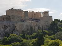 An Vormittagen drängen sich Massen hinauf zu den Propyläen