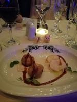 Pochierte Feigen in Portwein gefüllt mit Entenpastete dazu Hummermedallions auf Fenchelwurzelpuree und Brunnenkresse