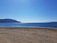 Strand zwischen Hotel und Nea Styra