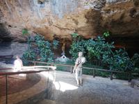 Felsenkloster Mega Spileo, Höhle am Hang