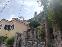 Orangenbäume und Kirche in Nauplia