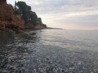 kristallklares Wasser am Steinstrand nahe Kalamata