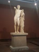 Statue mit Hermes und dem kleinen Dionisos 
