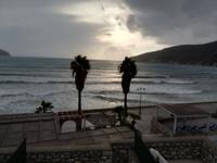 Blick von der Terrasse auf den Strand von Itilo