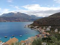 Blick auf die malerische Bucht von Limeni