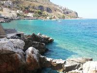 Blick auf Limeni über das kristallklare blaue Wasser