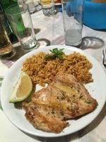 Abendessen mit Hühnchenfleisch und Kritharaki Nudeln