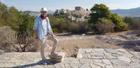 Reiseleiter Jacob Spangenberg auf dem Filopappou Hügel mit Blick auf die Akropolis