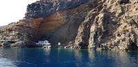 Bootsfahrt entlang der Küste von Santorin