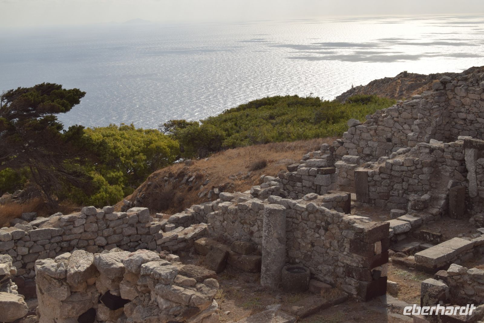 Alt-Thira mit Ägäis im Hintergrund